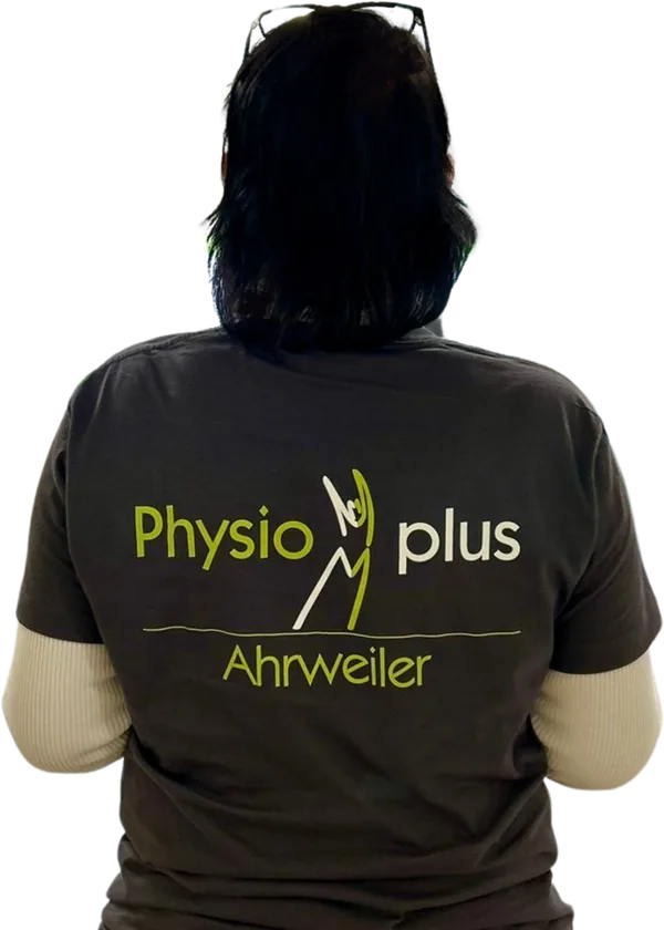 Mitarbeiterin von hinten im dunklen Praxis-Shirt mit dem Aufdruck „Physio plus Ahrweiler“