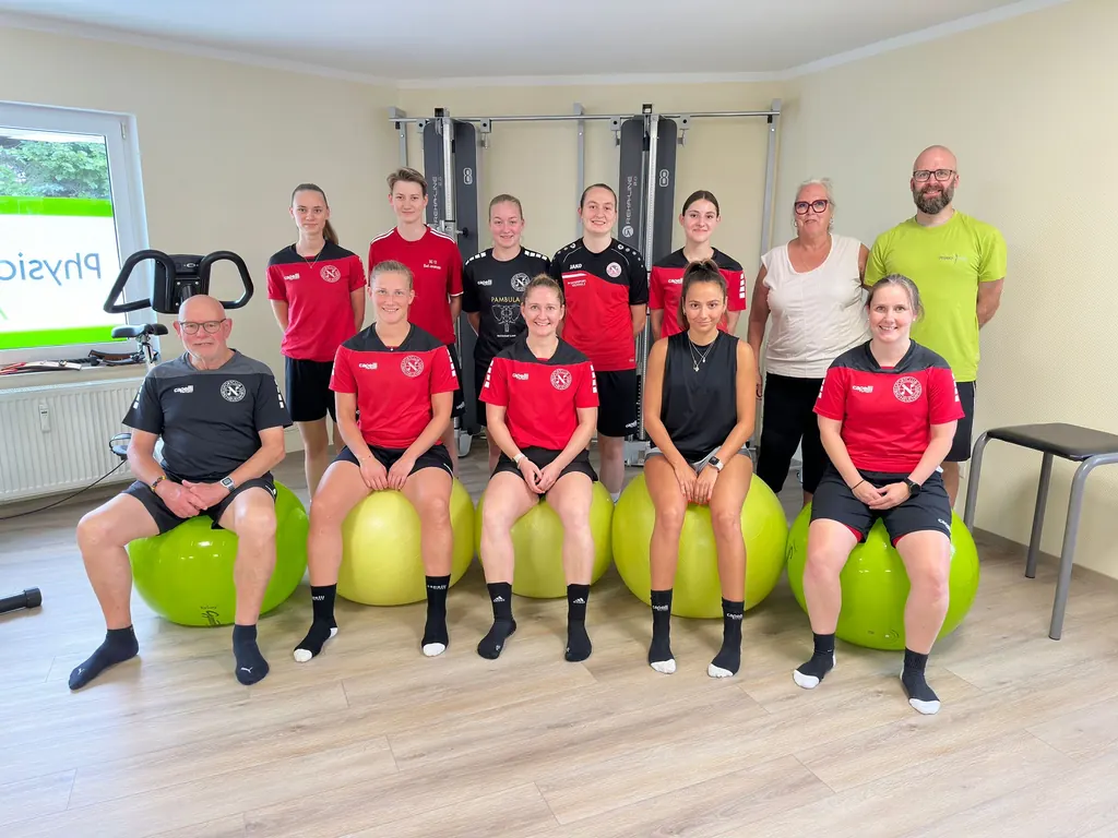 Team von Physio Plus AW gemeinsam mit Sportlerinnen eines Vereins auf Gymnastikbällen