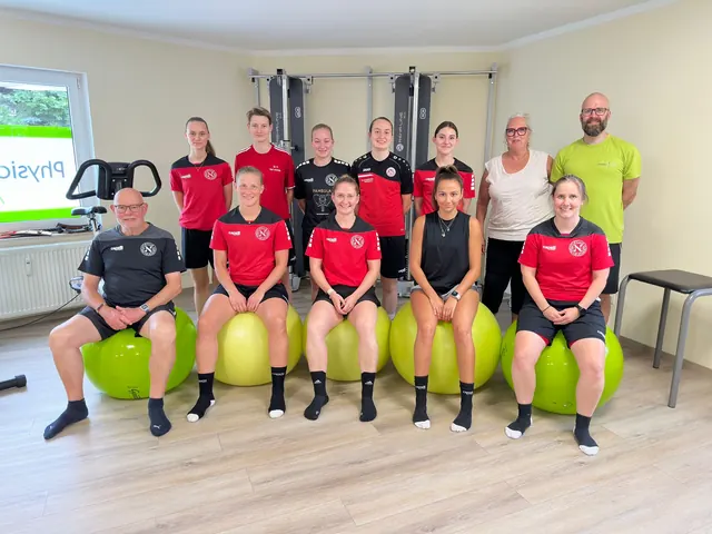 Unser Team gemeinsam mit Sportlerinnen und Sportlern eines Vereins