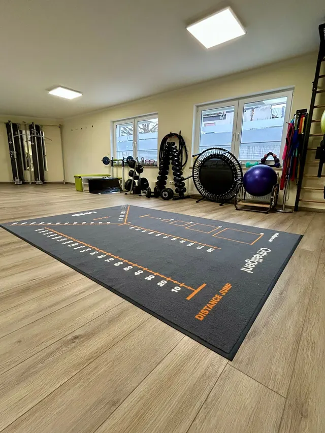 Trainingsfläche mit Hanteln, Trampolin, Gymnastikball und Sprossenwand